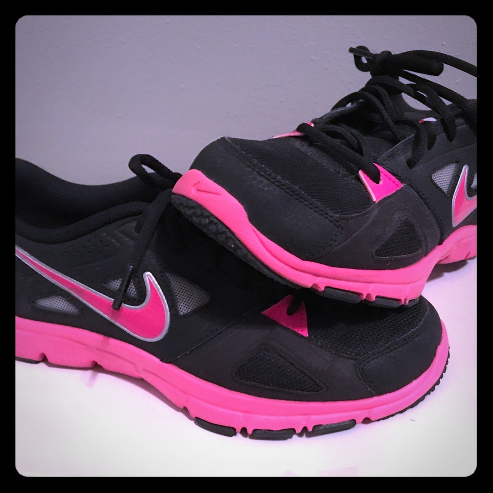 Nike pink/blk sneakers in excellent condition!
